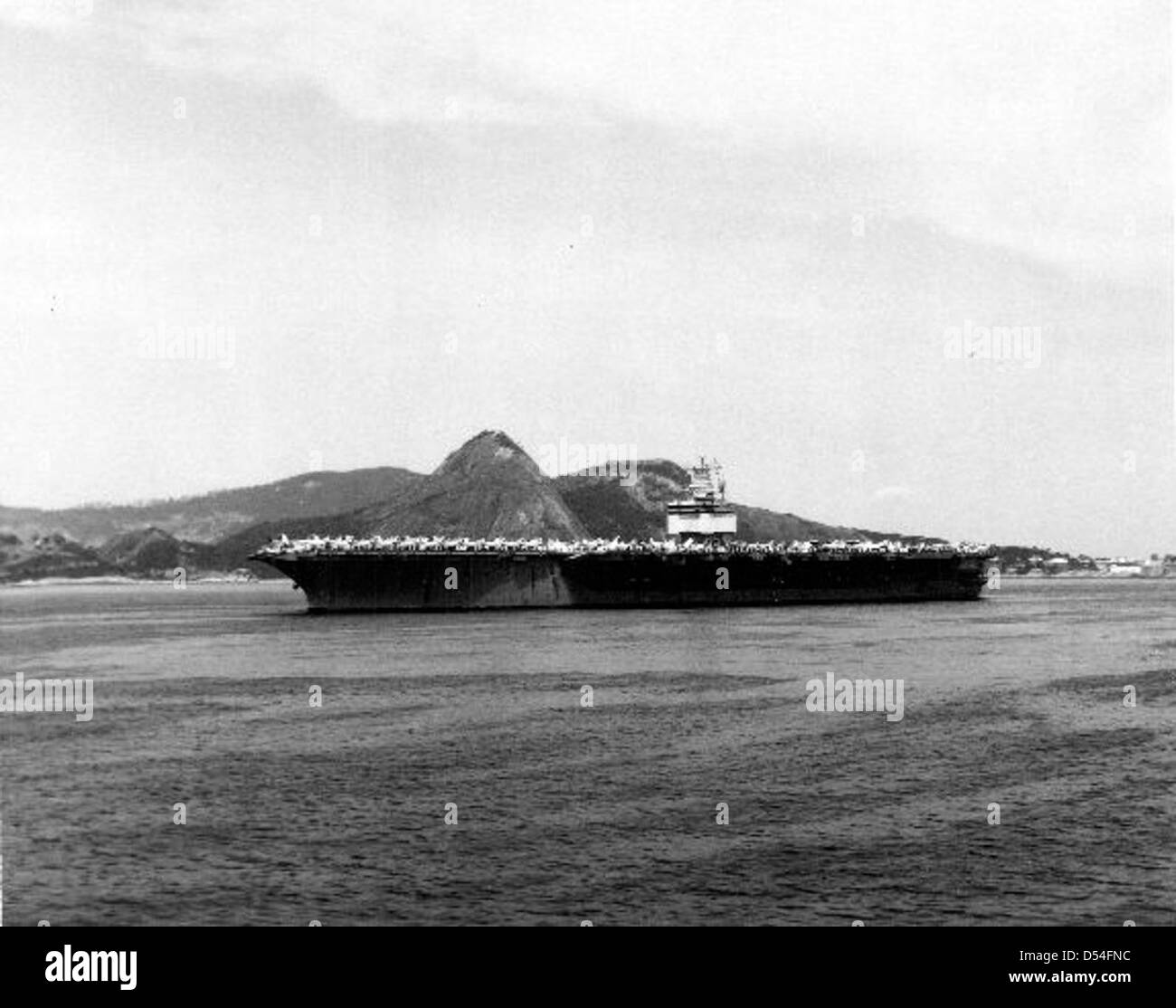 Die USS Enterprise (CVN-65), der erste nuklear betriebene Flugzeugträger, diente als Schlüsselelement für die Operationen der US Navy. Sie war an zahlreichen Missionen beteiligt, die die strategische Bedeutung nuklearbetriebener Träger in der modernen Seekriegsführung demonstrierten. Stockfoto