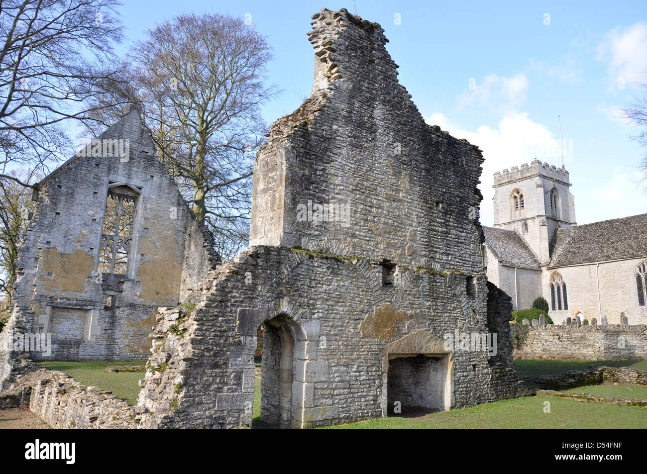 Blick durch die alten Ruinen der Minster Lovell Hall, St. Kenelm Pfarrkirche, Minster Lovell, Oxfordshire Stockfoto