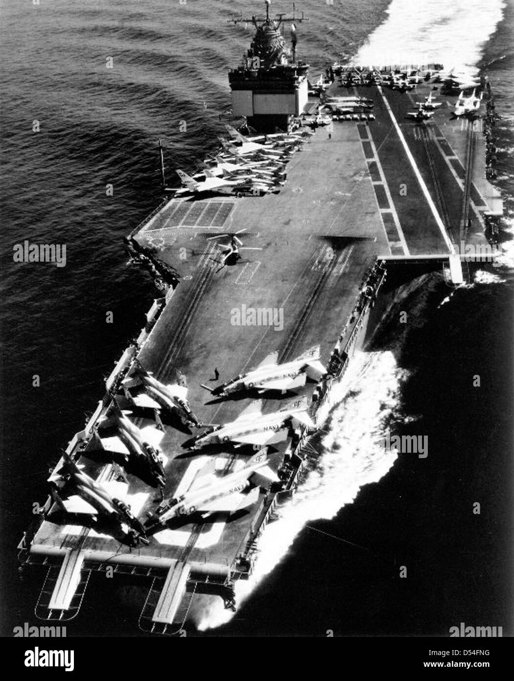 Die USS Enterprise (CVN-65), ein nuklearbetriebener Flugzeugträger, diente über 50 Jahre lang der US Navy. Seine lange Dienstgeschichte umfasst zahlreiche Konflikte und Missionen und macht es zu einem Symbol für Stärke der Marine und technologischen Fortschritt im US-Militär. Stockfoto