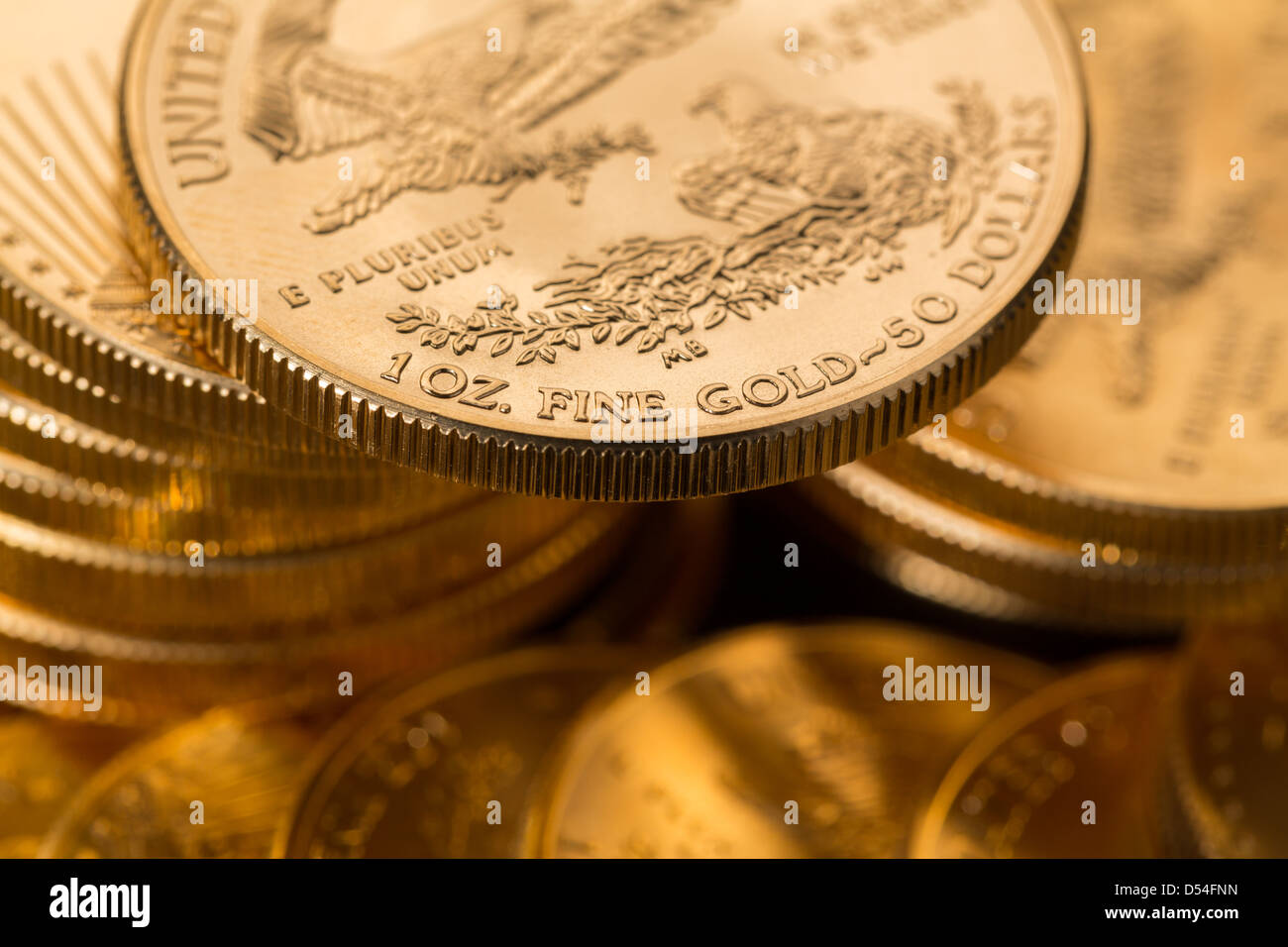 Stapel von Gold eagle eine Feinunze Gold Münzen vom US-Finanzministerium Minze Stockfoto