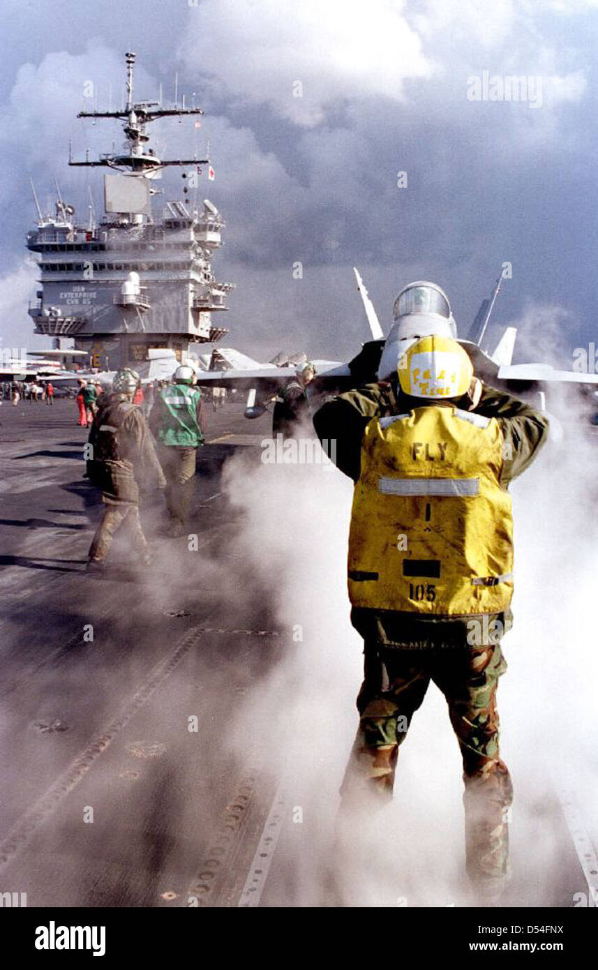 Die USS Enterprise (CVN-65) war ein nuklearbetriebener Flugzeugträger der US Navy, der 1961 in Betrieb genommen wurde. Sie spielte eine entscheidende Rolle bei verschiedenen militärischen Operationen und diente bis 2012, mit bedeutenden Beiträgen zur Marinestunde. Stockfoto