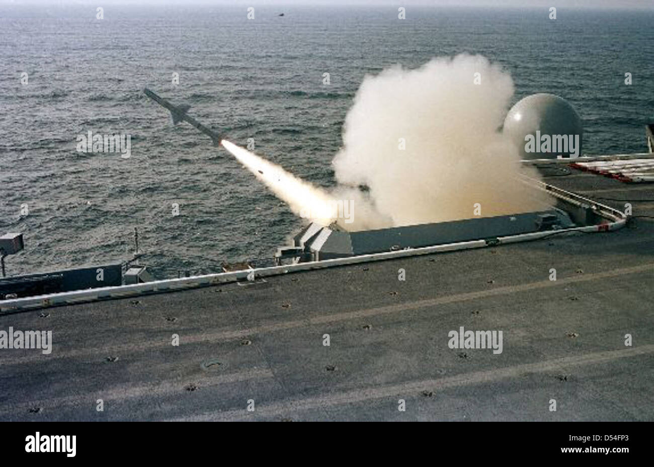 Die USS Enterprise (CVN-65), der weltweit erste nuklearbetriebene Flugzeugträger, spielte eine zentrale Rolle bei den Operationen der US Navy. Sie verfügte über fortschrittliche Raketensysteme wie RIM-7 Sea Sparrow für Verteidigung und Flugzeugeinsatz. Stockfoto