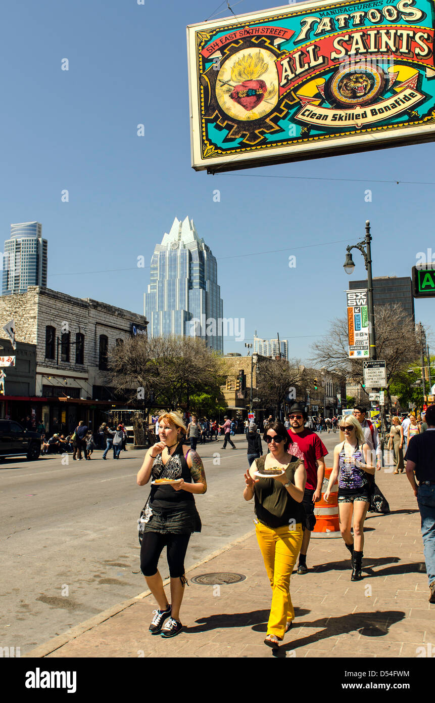 Menschen die 6th Street beim SXSW Festival Austin Texas uns herumlaufen Stockfoto