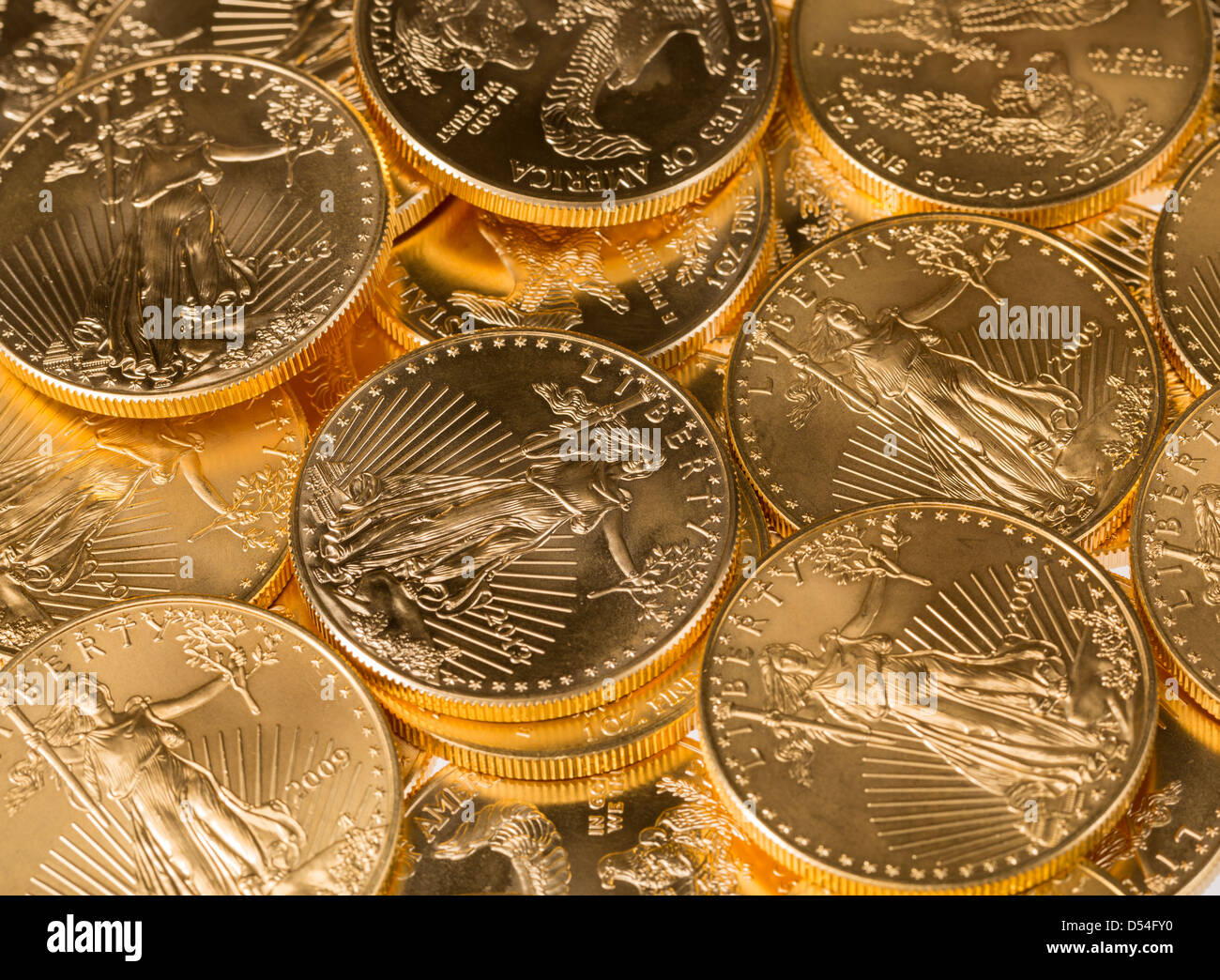 Stapel von Gold eagle eine Feinunze Gold Münzen vom US-Finanzministerium Minze Stockfoto