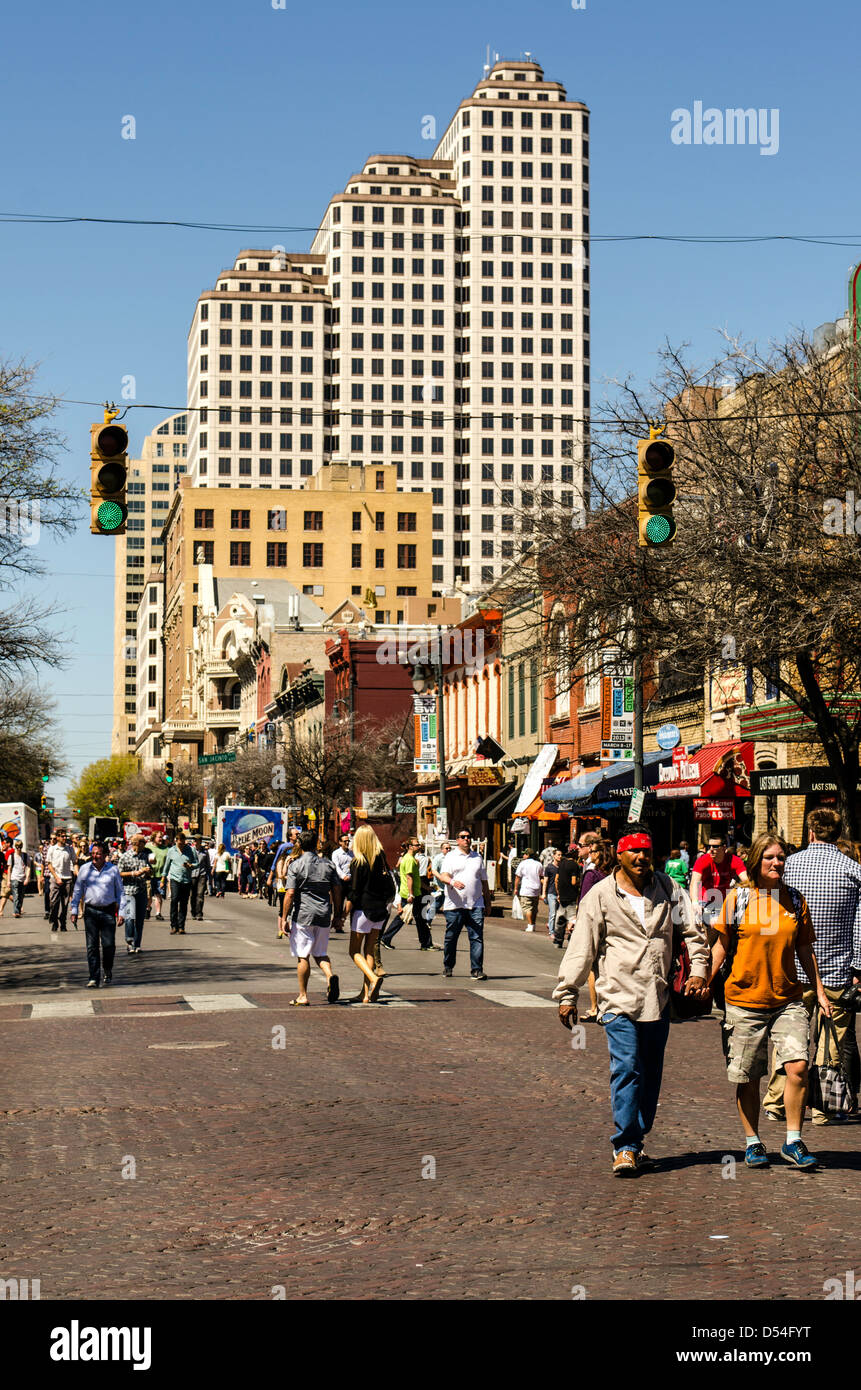 Menschen die 6th Street beim SXSW Festival Austin Texas uns herumlaufen Stockfoto