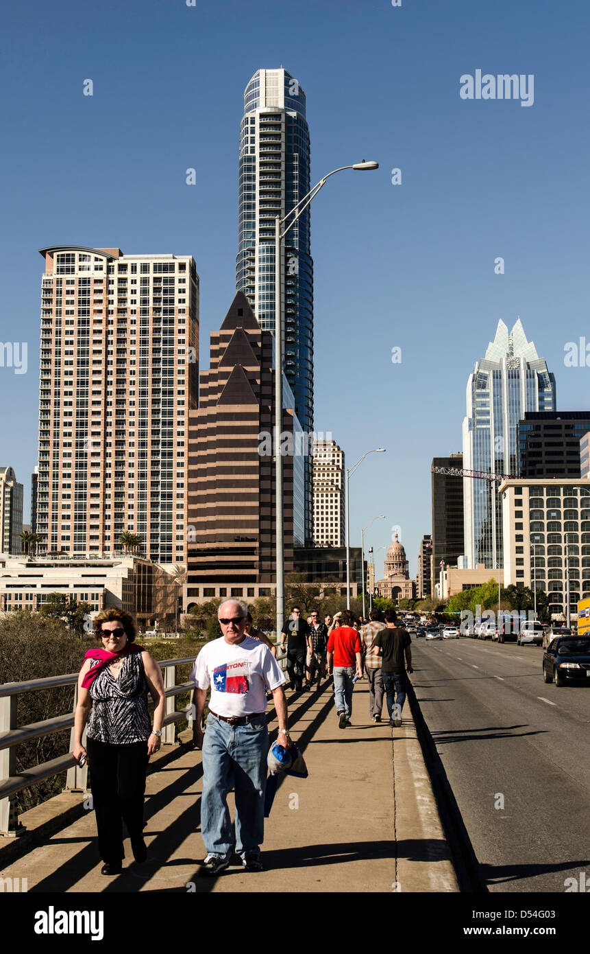 Menschen überqueren Congress Avenue Bridge Austin Texas uns Stockfoto
