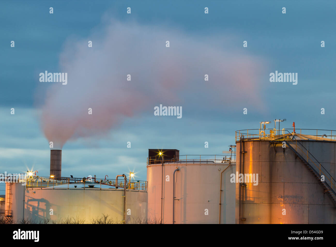 Kraftstofftanks in der Nähe des Flusses Tees in Middlesbrough, England, UK Stockfoto