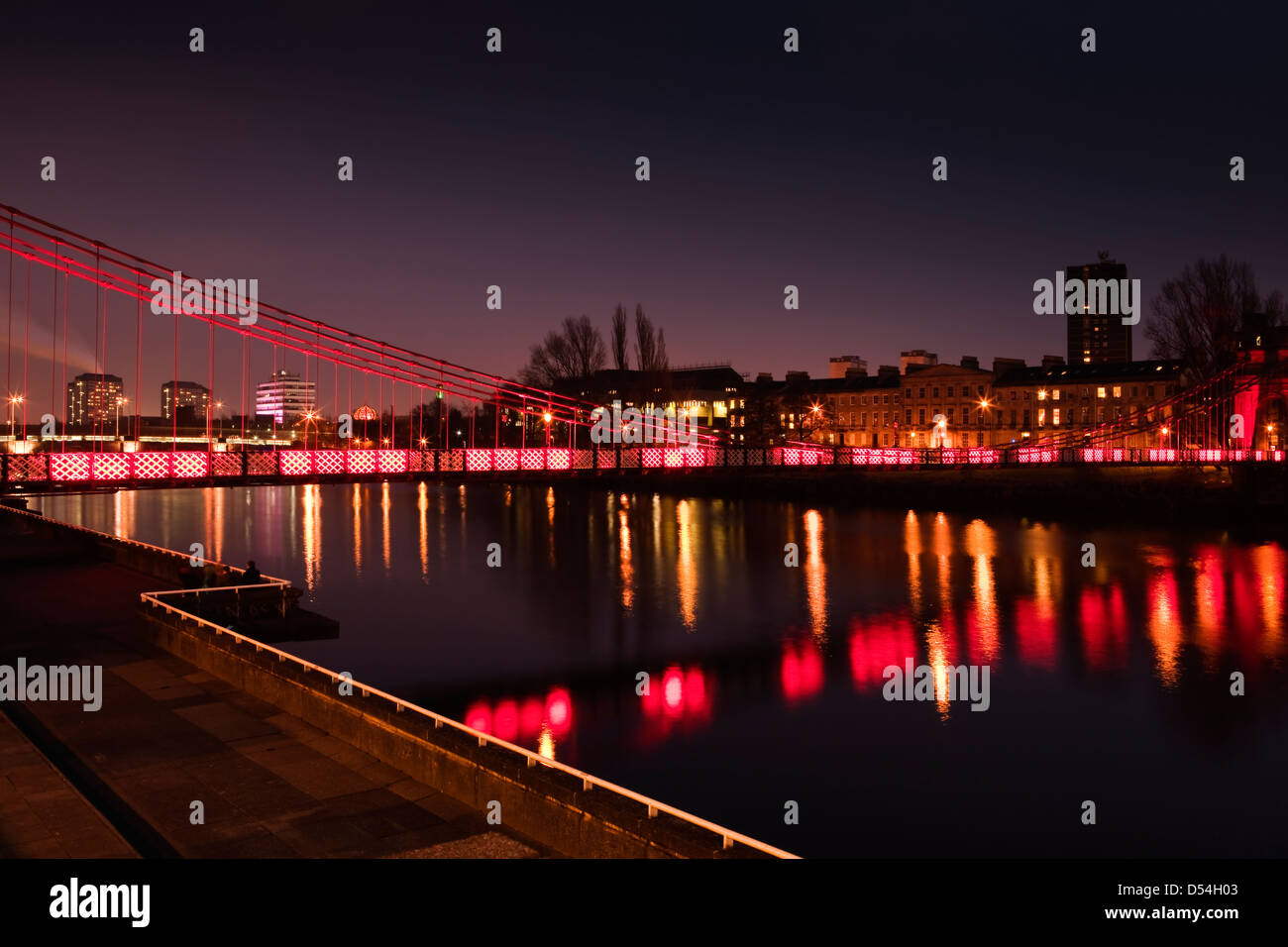 Die St.-Andrews-Hängebrücke in Glasgow in der Nacht ein Eisernen Steg den Fluss Clyde im Zentrum von Glasgow es überquert war Stockfoto