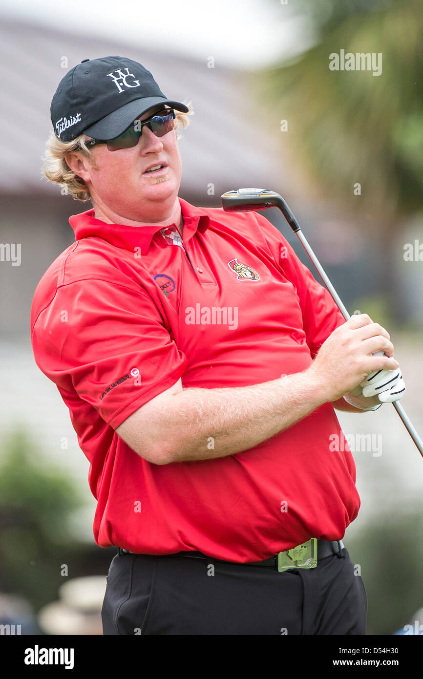 24. März 2013: Brad Fritsch von Kanada Uhren seinen Ball vom 1. Abschlag während letzte Runde Golf Aktion der Arnold Palmer Invitational präsentiert von Mastercard an Arnold Palmer Bay Hill Club & Lodge in Orlando, Florida statt Stockfoto