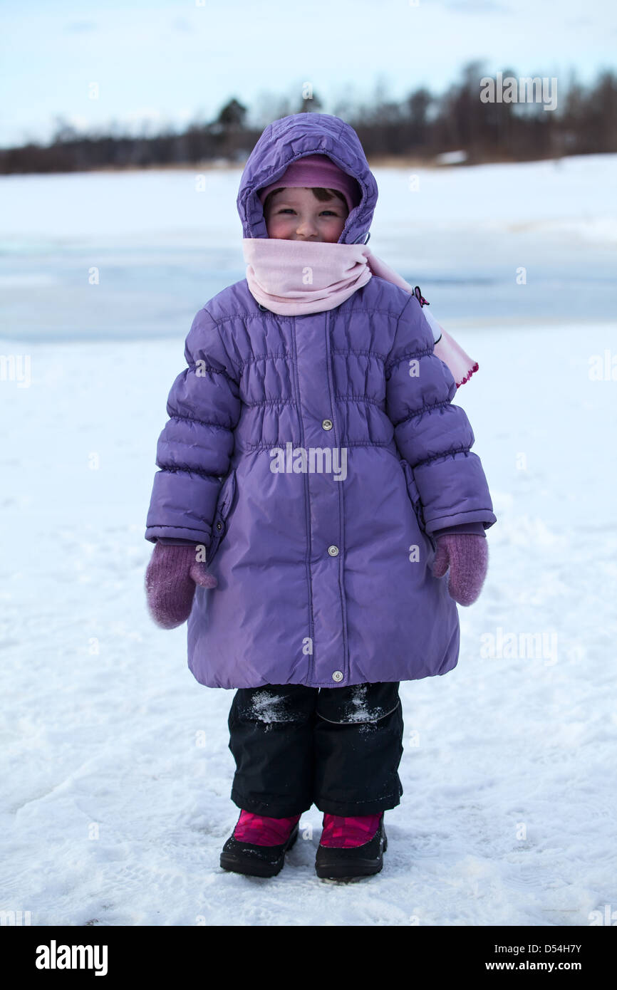 Eingehüllt in warme Kleidung Kleinkind stehen im Winter im freien Stockfoto