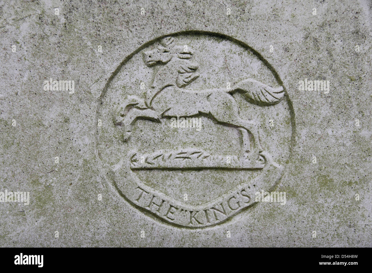 Abzeichen des Regiments Könige Liverpool auf einem Grab in der CWGC Dantzig Gasse British Cemetery, Mametz, Somme, Picardie, Frankreich. Stockfoto