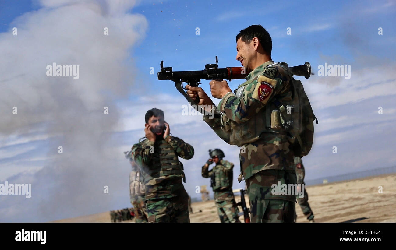 Afghanische Kommandos von speziellen Operationen Kandak Feuer eine Rakete angetrieben Granate auf einem Schießplatz live während des Trainings 23. März 2013 in Waschmaschine District, Provinz Helmand, Afghanistan. Stockfoto