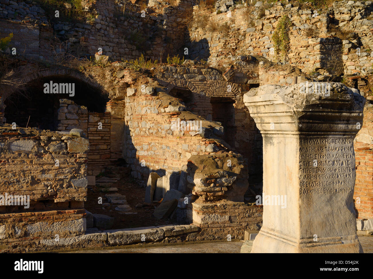 Griechische Inschrift auf Stein Spalte Base am Hang Häuser auf curetes Straße in antiken Ephesus in der Türkei Stockfoto