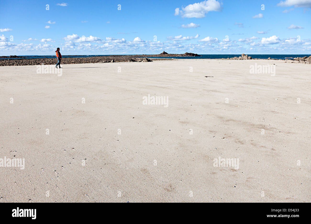 Frau zu Fuß am Sandstrand, Ecrehous Insel Jersey, Kanalinseln, UK Stockfoto