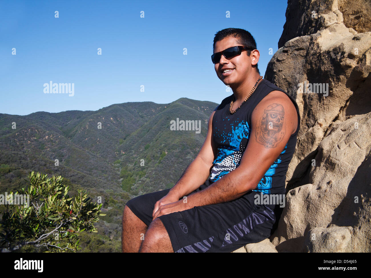 Wanderer entspannt auf Felsformation von Skull Rock oben Temescal Ridge Trail im Süden Kaliforniens Stockfoto