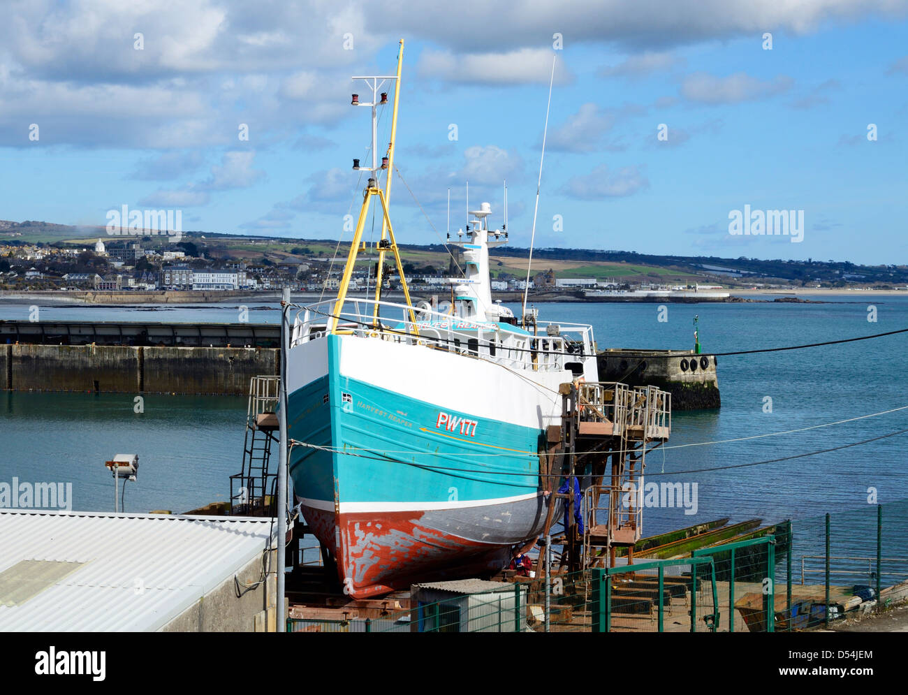 Ein fischender Trawler im Trockendock für Reparaturen an Newlyn, Cornwall, UK Stockfoto