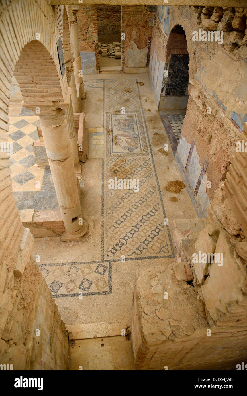Bögen und Mosaik Fliesen Boden des inneren Hang Haus Ruine auf Kuretenstraße des antiken Ephesus-Türkei Stockfoto