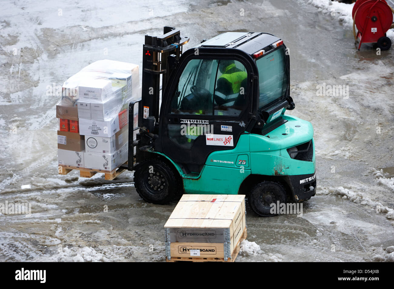 Dock-Gabelstapler LKW entladen Lieferungen von Hurtigruten Küsten Fähre Havoysund Finnmark-Norwegen-Europa Stockfoto