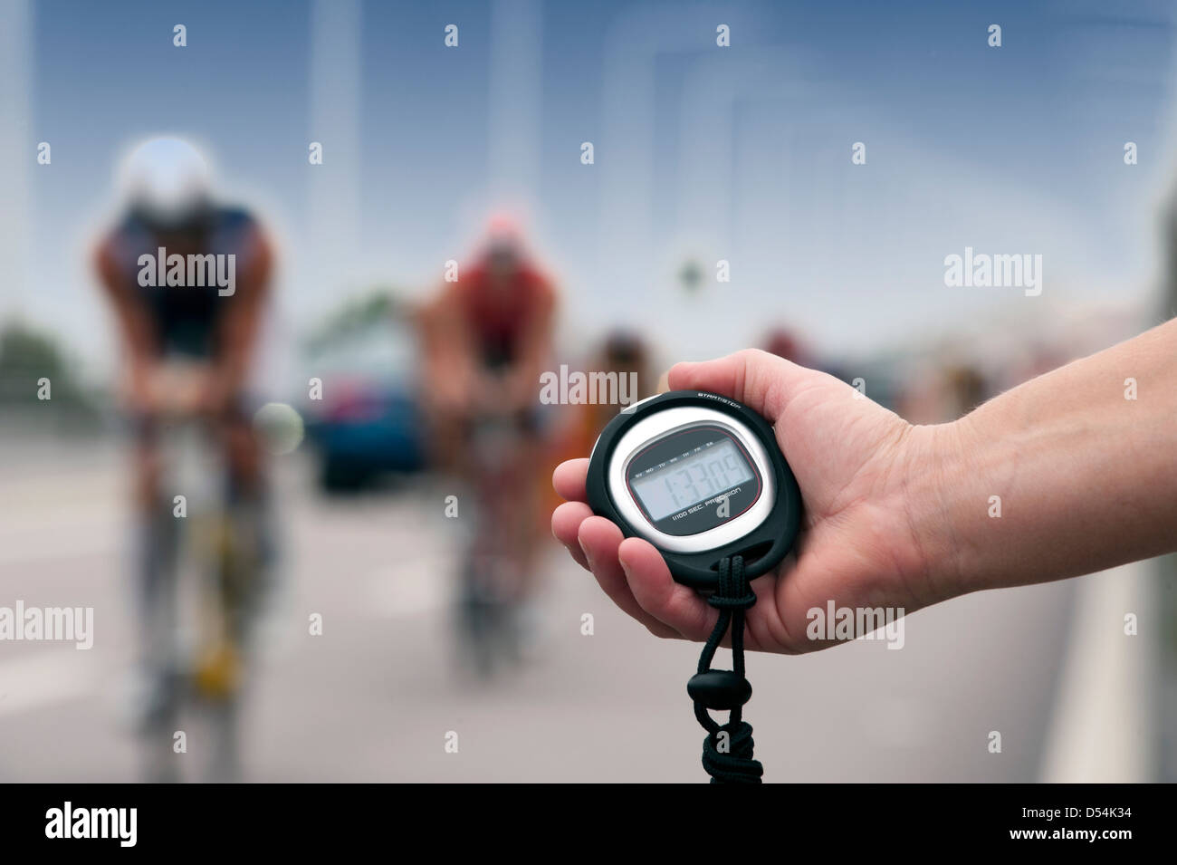 Timing der Radfahrer Radrennen, Nahaufnahme der Hand und Uhr Stockfoto