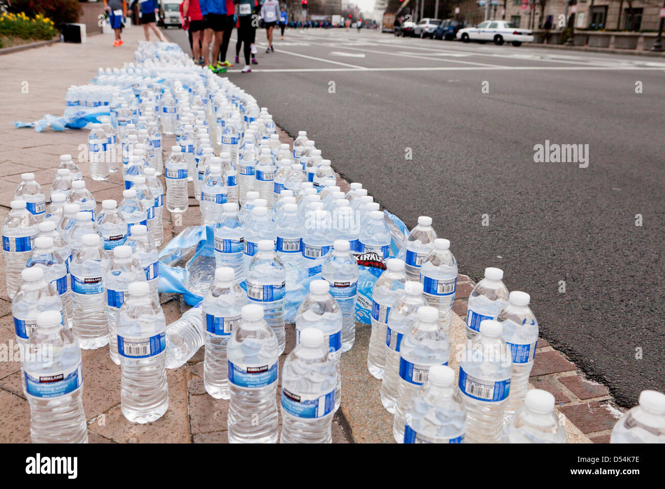 Mineralwasser für Rennen Läufer aufgereiht Stockfoto