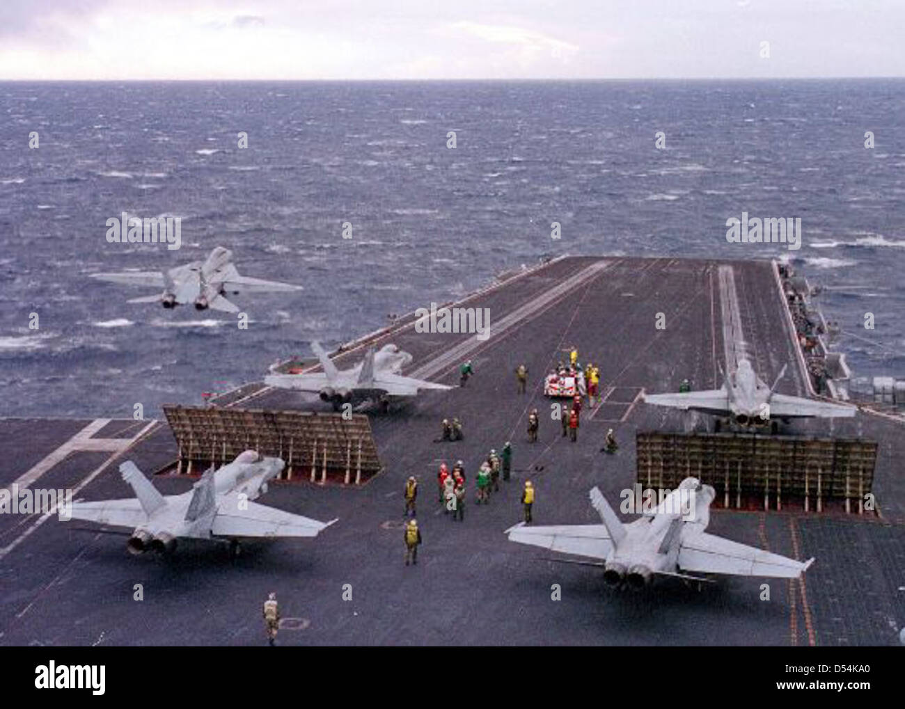 Die USS Enterprise (CVN-65) war der erste nuklearbetriebene Flugzeugträger, der über fünf Jahrzehnte lang der US Navy diente. Seine Dienstgeschichte umfasst zahlreiche Militäroperationen und Einsätze, die erheblich zur Marineflugatur und zur militärischen Dominanz der USA beitragen. Stockfoto
