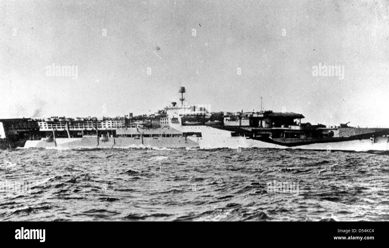 Die HMS Furious (R47), ein Flugzeugträger der Royal Navy, wurde ursprünglich zu einem Schlachtkreuzer umgebaut. 1917 in Betrieb genommen, diente sie sowohl im Ersten als auch im Zweiten Weltkrieg und spielte eine Schlüsselrolle bei der Entwicklung der Marineflugzeuge. Das Schiff wurde 1948 nach umfangreichem Dienst stillgelegt. Stockfoto
