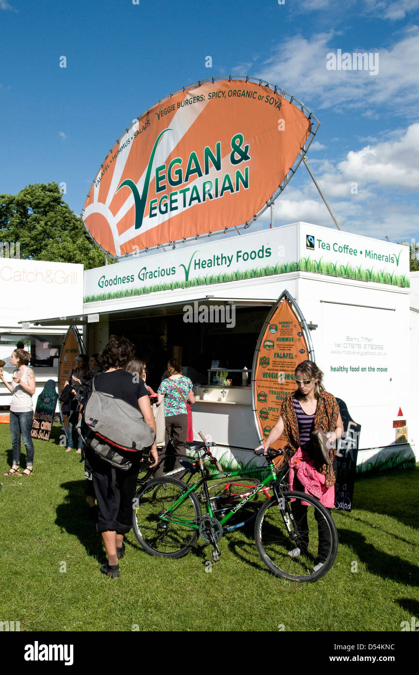 Vegane & vegetarische Garküche mit Menschen und ein Fahrrad um Camden jetzt London Green Fair, England UK Stockfoto