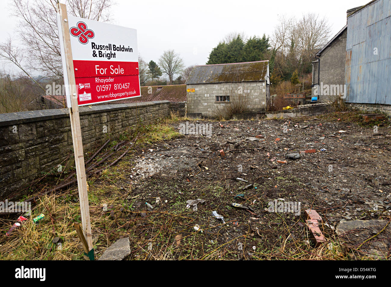 Für Verkaufsschild auf Grundstück Gebäude in der Stadt Rhaeadr, Wales, UK Stockfoto