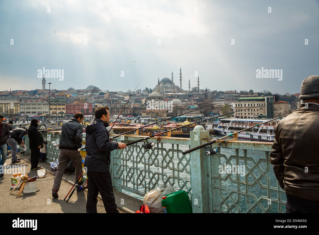 Angeln von der Galata-Brücke, Istanbul, Türkei Stockfoto