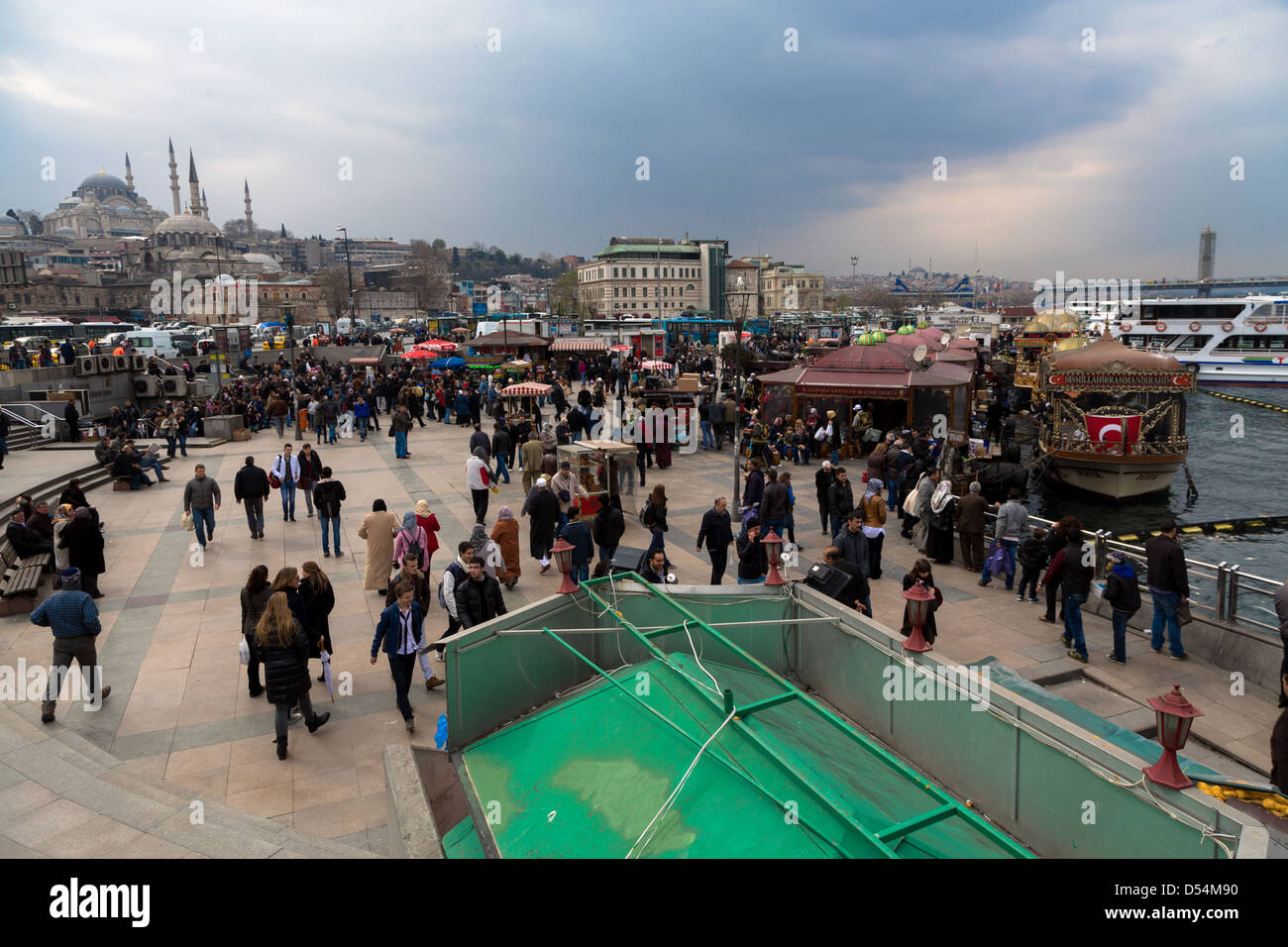 Eminonu Pier mit vielen Boote Verkauf von Fischen, Istanbul, Türkei Stockfoto