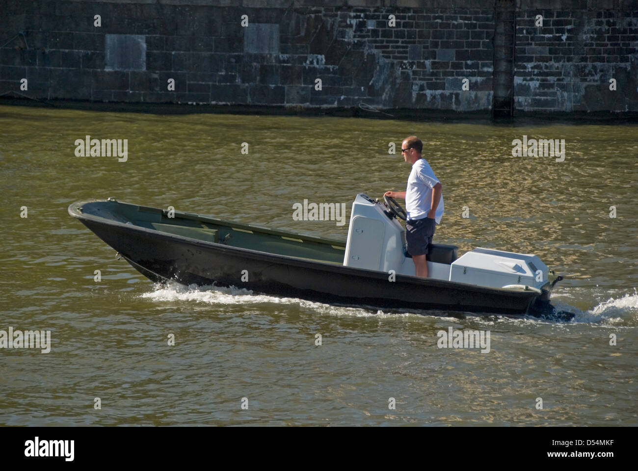 Mann in einem kleinen Motorboot, Bristol Hafen, England, UK Stockfoto
