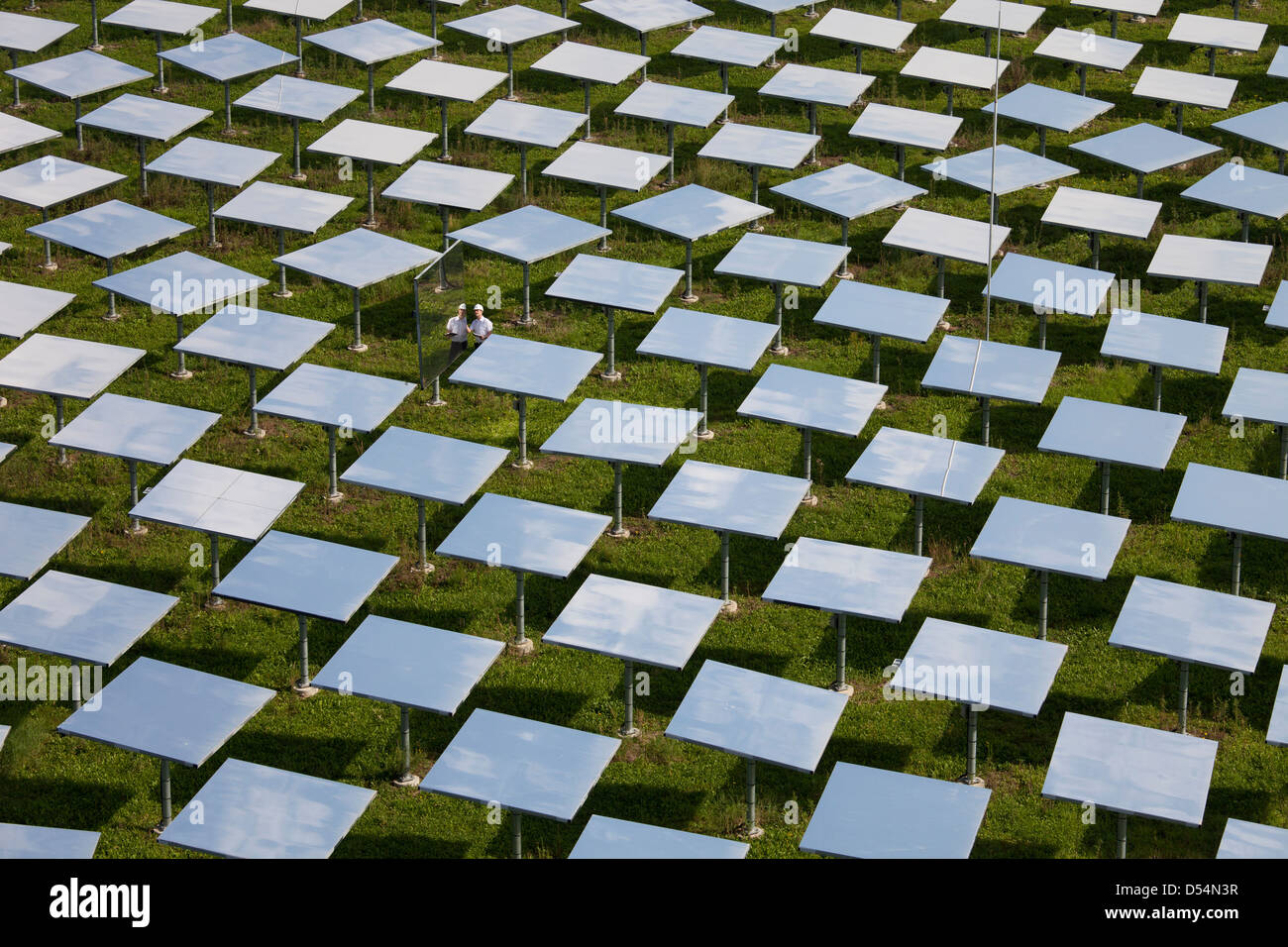 Jülich, Deutschland, eine Forscherin auf dem Gebiet der Spiegel der Solarturmkraftwerk Jülich Stockfoto