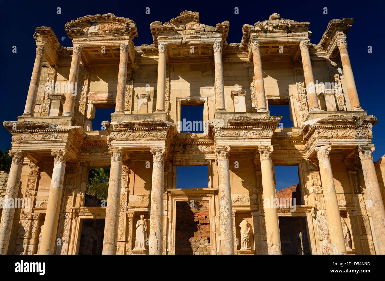 Morgensonne auf der zweistöckigen Ruinen der Fassade der Roman Library of Celsus in antiken Ephesus-Türkei mit klaren blauen Himmel Stockfoto