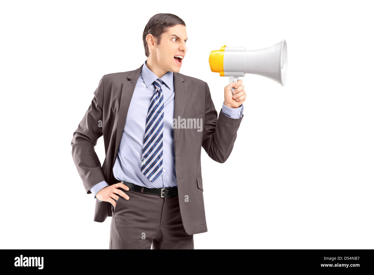 Ein böse junge Geschäftsmann Ankündigung per Megaphon auf weißen Hintergrund isoliert Stockfoto