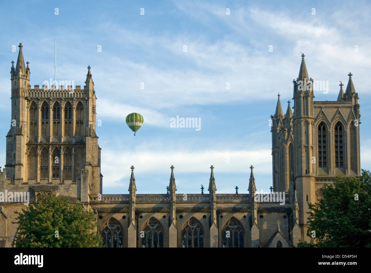Heißluft-Ballon und Kathedrale von Bristol, Bristol, England, Vereinigtes Königreich, Europa Stockfoto