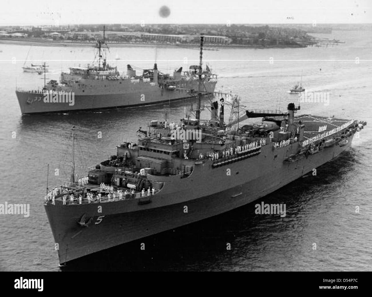 Die USS Ogden (LPD 5) und USS Alamo (LSD 33) waren amphibische Kriegsschiffe, die in den späten 1980er Jahren in der US Navy eingesetzt wurden Diese Schiffe spielten eine Schlüsselrolle bei amphibischen Operationen und leisteten entscheidende Unterstützung für militärische Landungen und taktische Operationen. Beide Schiffe waren während der militärischen Einsätze lebenswichtige Güter. Stockfoto