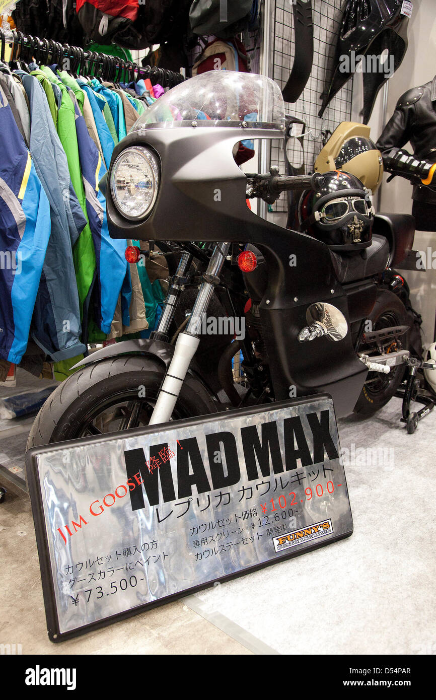 22. März 2013, Tokyo, Japan - Modell "MadMax" welche Kosten 73.500 Yen (776 USD) auf der Tokyo Motorcycle Show ist. Der 40. Tokio Motorcycle Show 2013 bringt Motorräder waren wie Reiten trägt und Zubehör von japanischen und ausländischen Unternehmen. Die größten Motorräder von überall auf der Welt-Ausstellung wird organisiert von Tokio Motorcycle Show Association in Tokyo Big Sight. Die Ausstellung wird vom 22 März bis 24. (Foto von Rodrigo Reyes Marin/AFLO) Stockfoto
