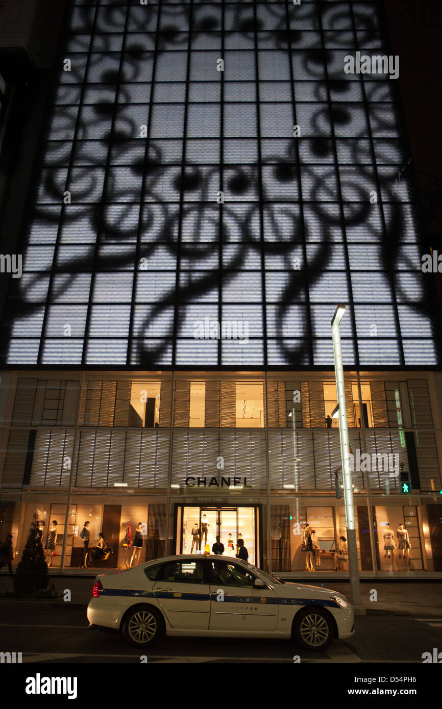 Ginza ist bekannt als eine gehobene Gegend von Tokio mit gehobenen Mode-Flagship-Stores befinden sich hier, wie Chanel, Dior, Gucci. Stockfoto