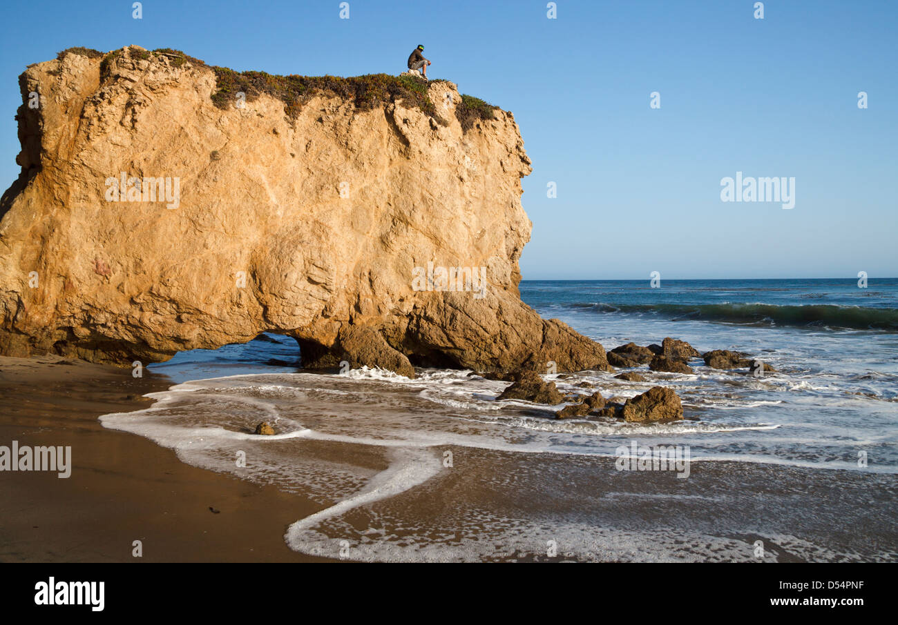 Besucher sitzt auf Bildung El Matador State Beach in Süd-Kalifornien Stockfoto