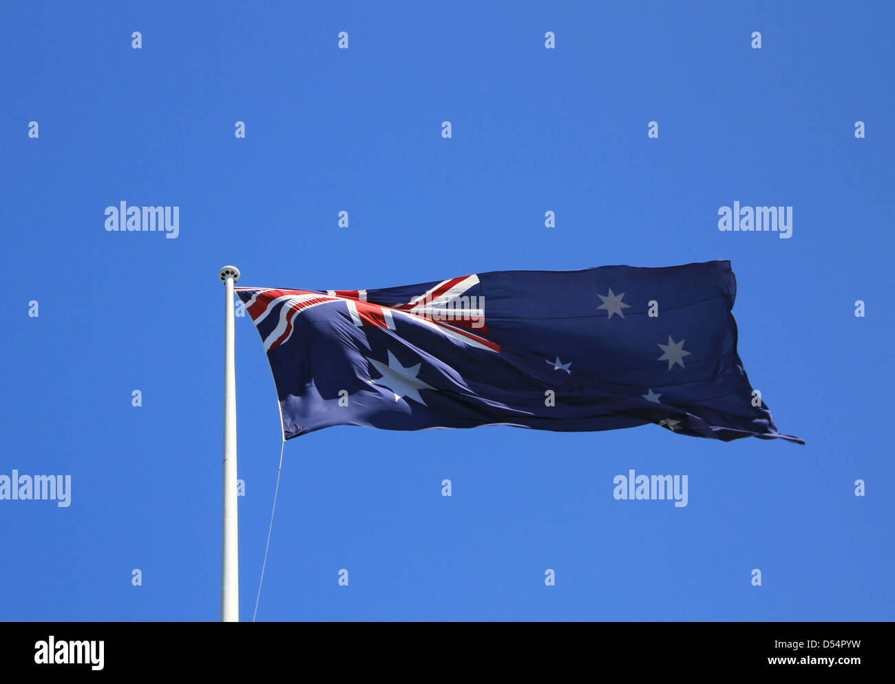 Blick auf australische Flagge im Wind am klaren, blauen, Sommertag.  Darling Harbour, Sydney, New South Wales, Australien Stockfoto