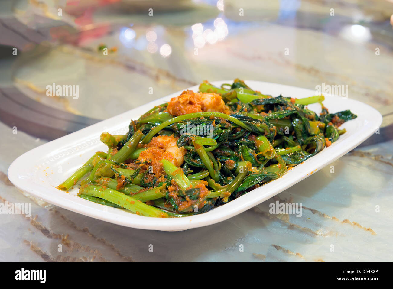 Nonya Peranakan Kangkung Gemüse Blachan Sambal Paste rühren braten mit Garnelen Schale Stockfoto