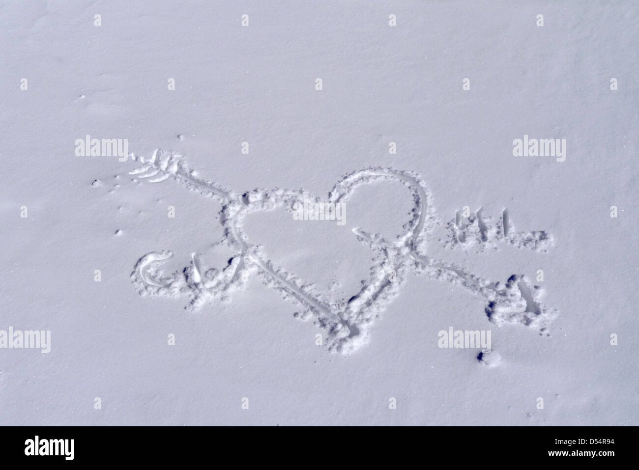 Liebe-Herzen in den Schnee gezeichnet Stockfoto