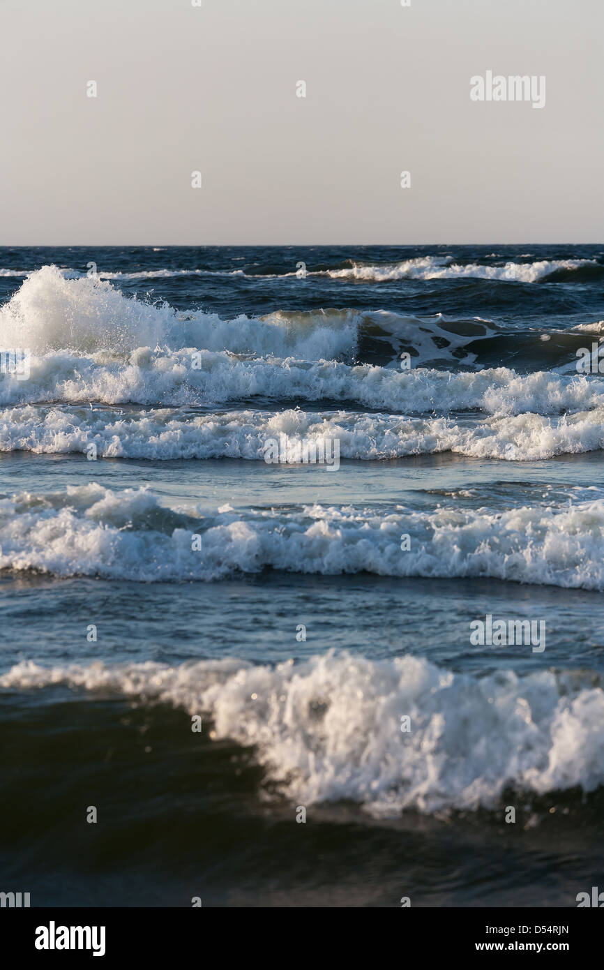 Küssen Sie Feld, Polen, Ostsee Brandung am Strand Stockfoto