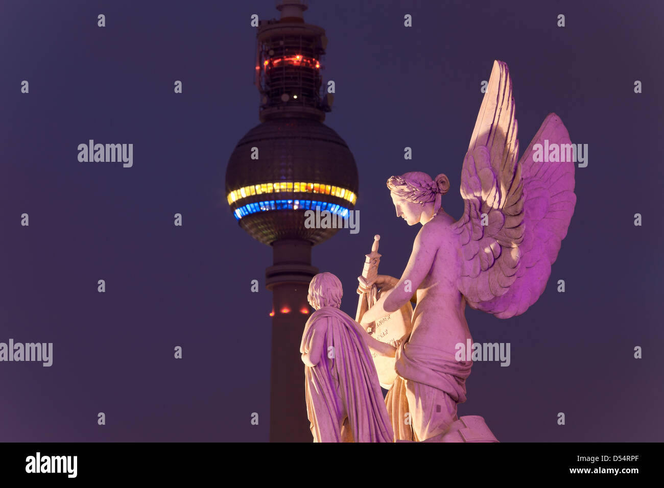 Berlin, Deutschland, Abbildung Nike lehrt der junge Held Legenden und der Berliner Fernsehturm Stockfoto