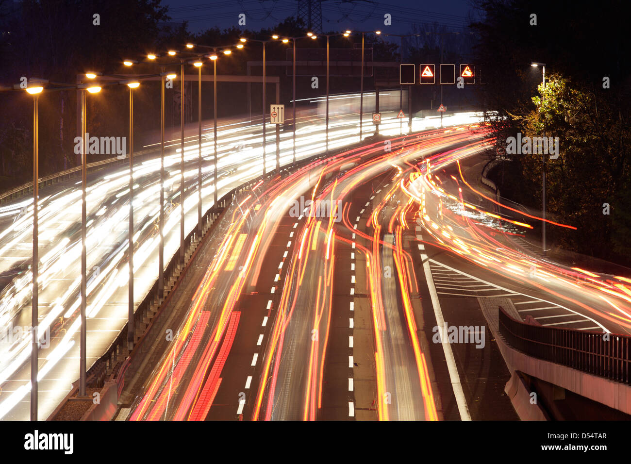 Berlin, Deutschland, beleuchtete Schilder auf der Autobahn A 100 in Charlottenburg Stockfoto