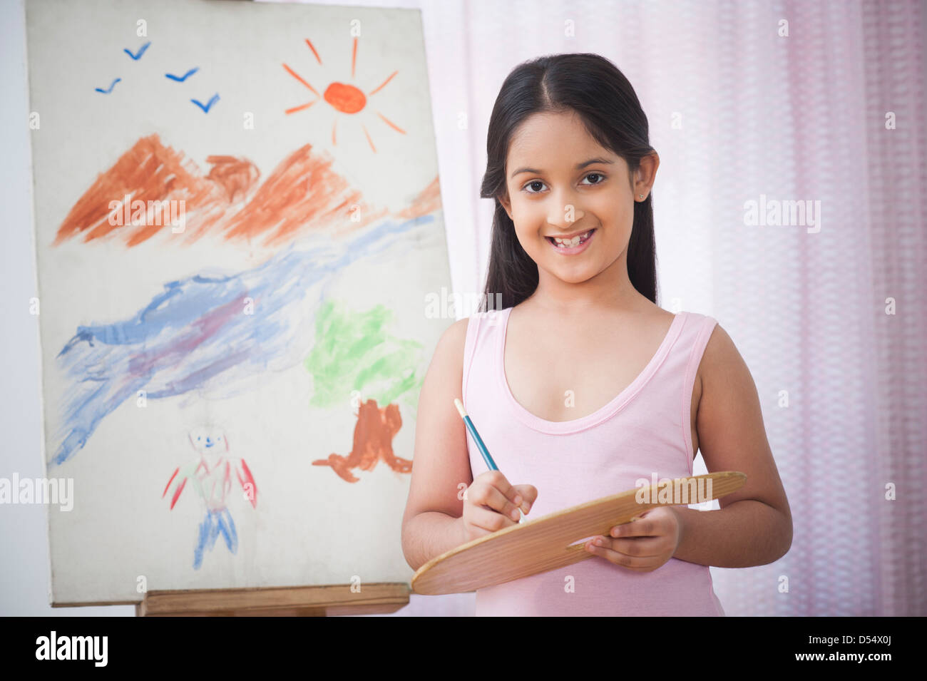Porträt eines Mädchens auf Künstler-Leinwand malen und lächelnd Stockfoto