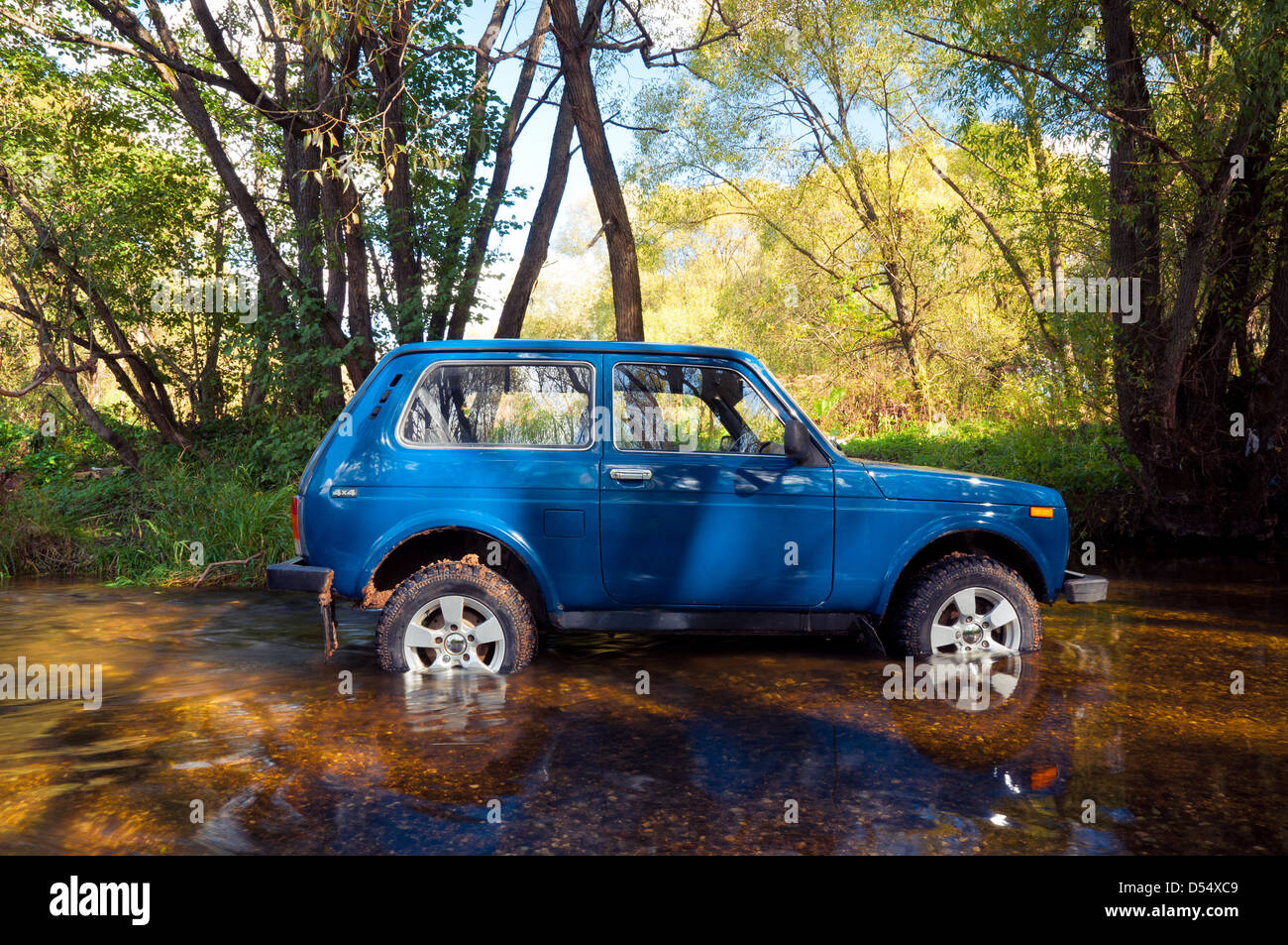 Sowjetische und russische SUV Lada Niva 4 x 4 in Wasser Stockfoto