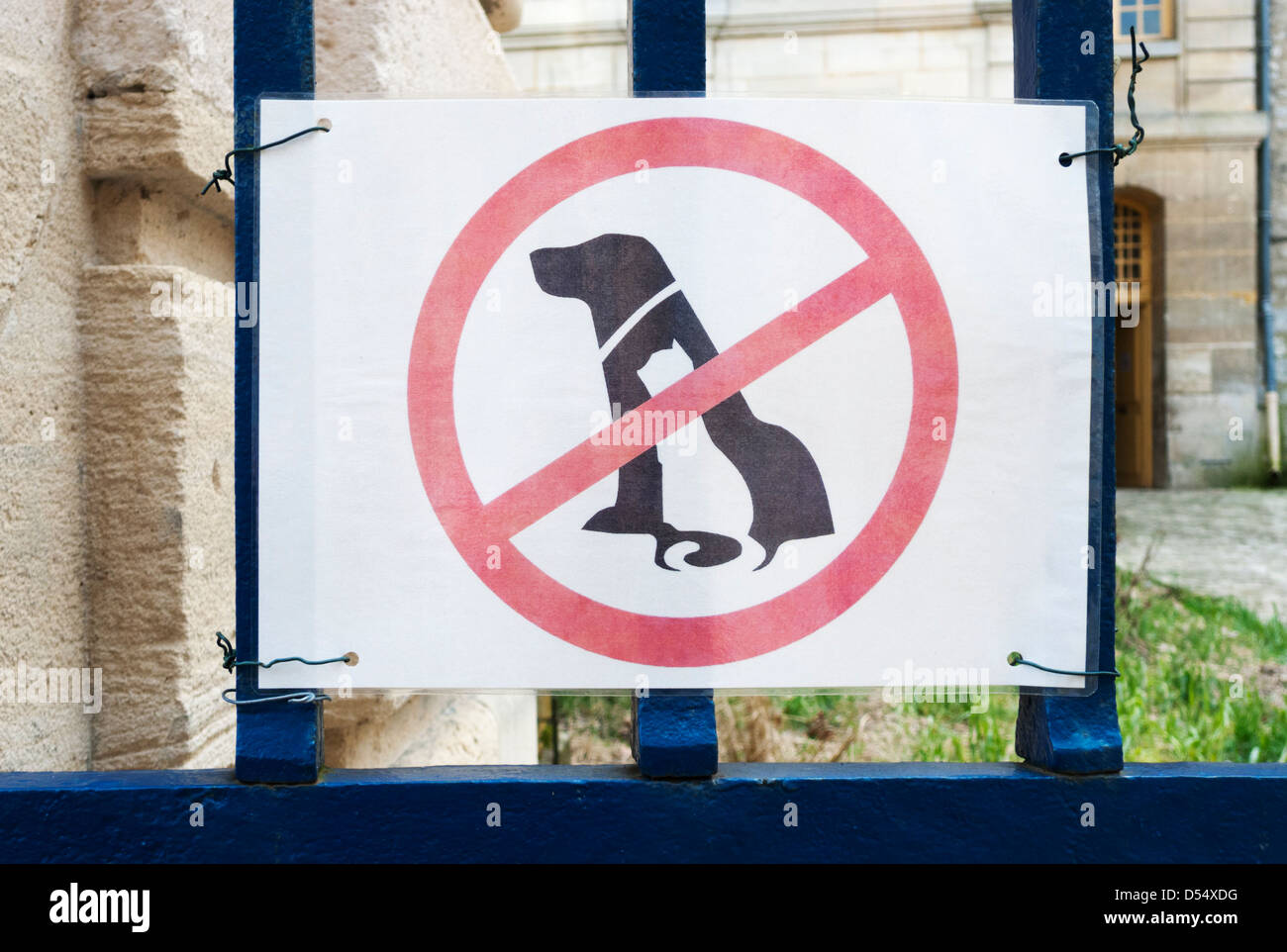 "Keine Haustiere" melden Sie an das Château De La Roche-Guyon, Frankreich (sehr Französisch, da Katzen häufiger in Frankreich an der Leine gelaufen sind) Stockfoto