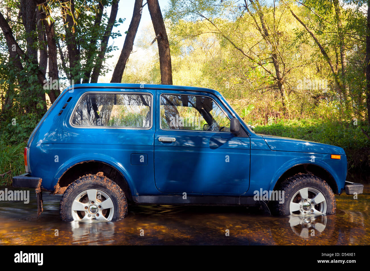 Sowjetische und russische SUV Lada Niva 4 x 4 in Wasser Stockfoto