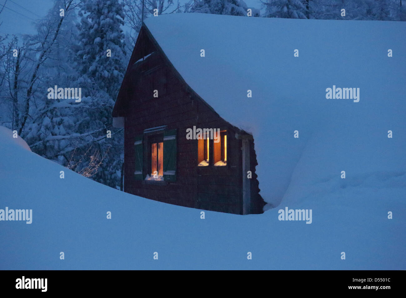 Startstelle, Österreich, schneite Holzhütte in der Abenddämmerung Stockfoto